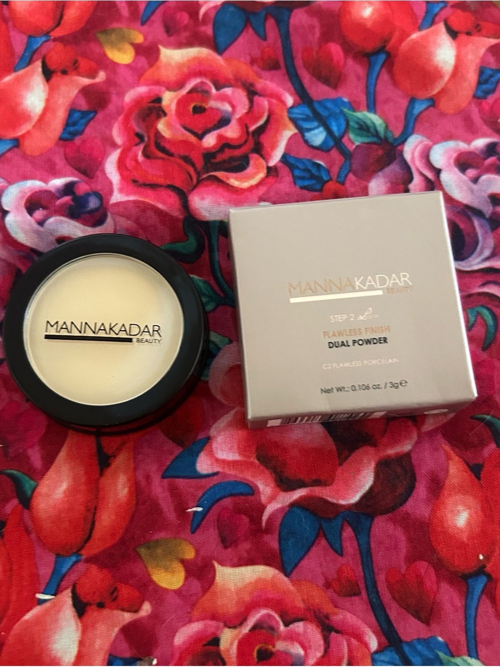 Manna Kadar Flawless Finish Dual Powder - Porcelain (Cream Tone)